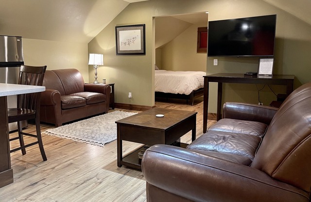 Beautiful Apartment Close To Downtown With Mountain View!