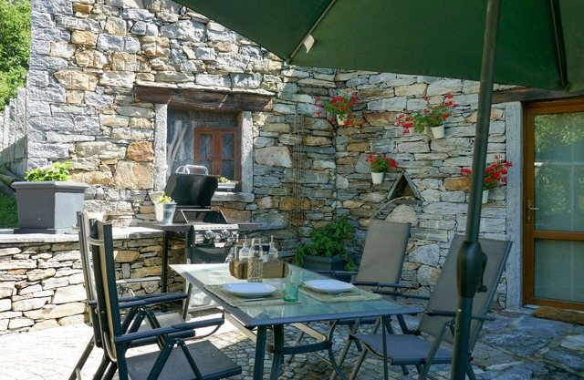 Beautiful apartment for 3 guests with WIFI, TV, patio and parking