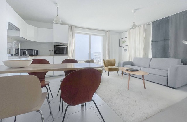 Beautiful apartment for 4 people with parking, near Cité du Vin