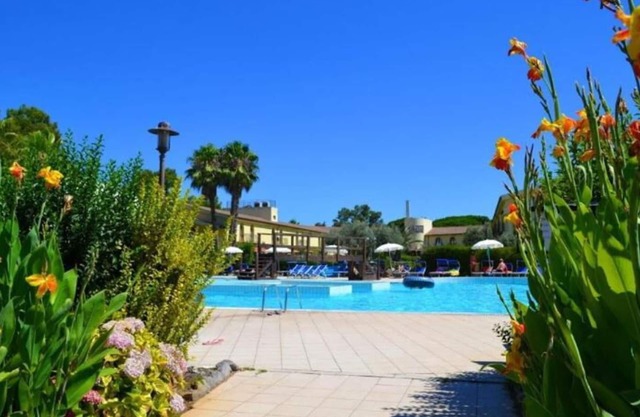 Beautiful apartment for 4 people with WIFI, pool, A/C, TV, pets allowed and parking