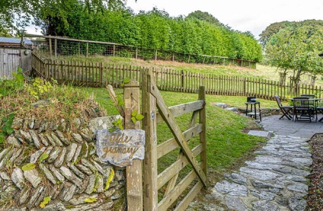 Beautiful apartment for 2 guests with hot tub, WIFI, TV, patio, pets allowed and parking