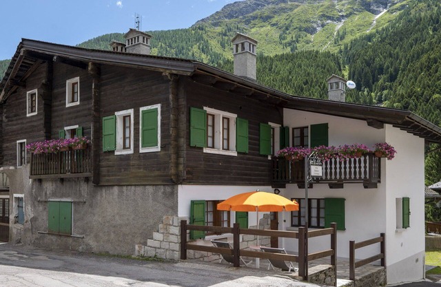 Beautiful apartment for 2 guests with TV, pets allowed, panoramic view and parking