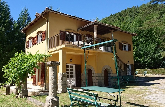 Beautiful apartment in a house in the heart of Provence