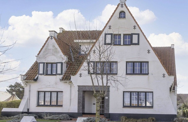 Beautiful apartment in villa for 6 guests with WIFI, TV, balcony, pets allowed and parking