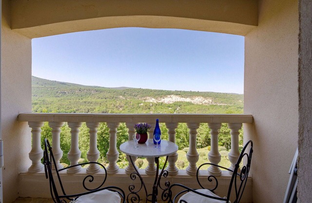 Beautiful apartment in villa with WIFI, TV, balcony, pets allowed, panoramic view and parking