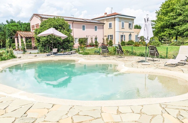 Beautiful apartment for 4 guests with A/C, WIFI, pool, balcony, pets allowed and parking