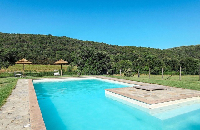 Beautiful apartment in villa for 4 people with WIFI, pool, TV, patio, pets allowed and parking