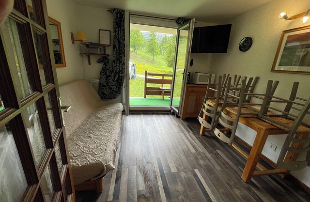 Beautiful apartment, right on the slopes (swimming pool and private tennis court in summer)