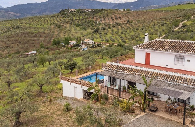 Beautiful apartment with pool in picturesque white village Alozaina.