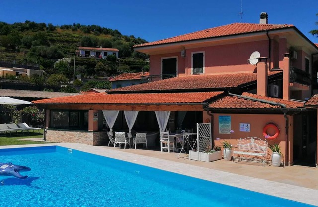 BEAUTIFUL APARTMENT X 5 WITH HOT-HUB POOL ABOUT 2 KM FROM THE SEA