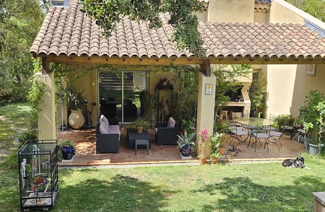 Beautiful architect-designed air-conditioned villa 10 mn Avignon, greenery, sheltered pool