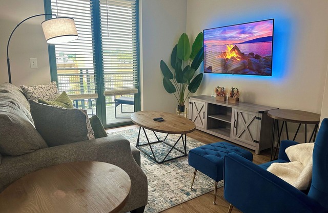 Beautiful Arlington Apartment with Pool & free Parking!
