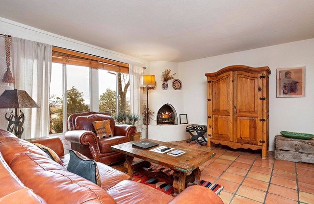 Beautiful Balcony Views @ Fort Marcy, Rustic Charm, Close To Plaza