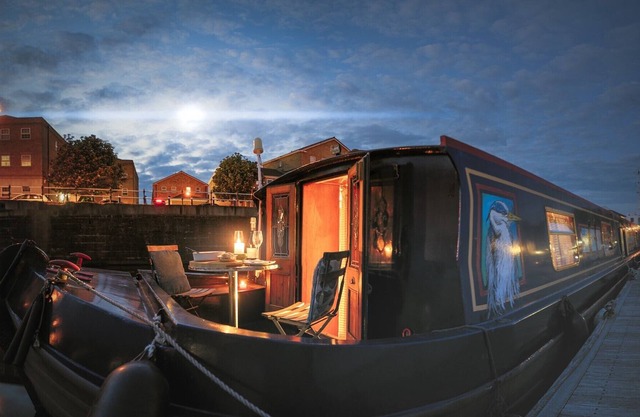 Beautiful Barge with No Regrets