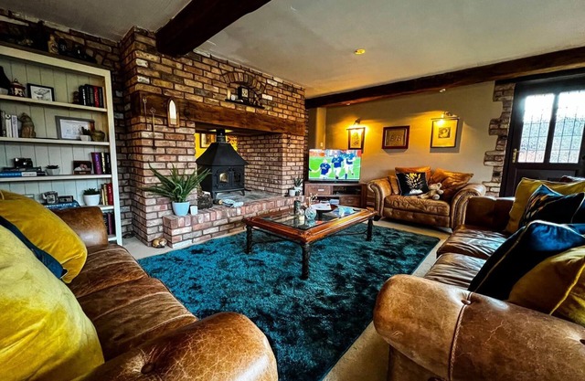 Beautiful Barn conversion With Large Garden And Private Pool and Hottub