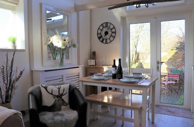 Beautiful Barn Conversion, 3 Bed, hot tub, sauna, gym, enclosed garden