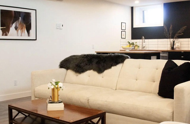 Beautiful Basement Suite -Near Hospital + Downtown