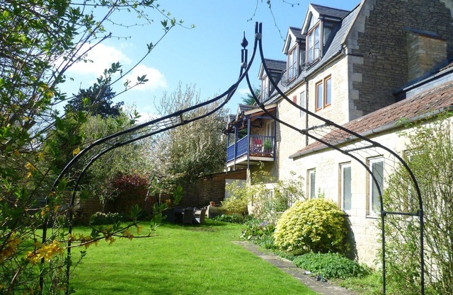 Beautiful Bath, Riverside accommodation nPets welcome secure garden.