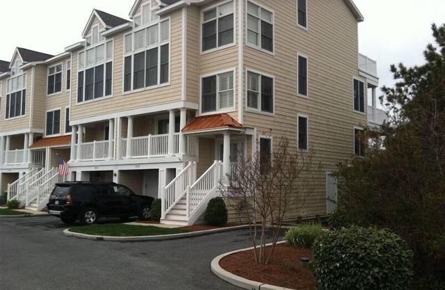 Beautiful Bay Views! Easy walk to Beach! Luxury 5 BR Townhome Bay/Beach/Pool!
