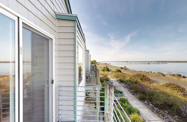 Beautiful Bayfront Townhouse with Amazing Bridge Views, Next to the State Park