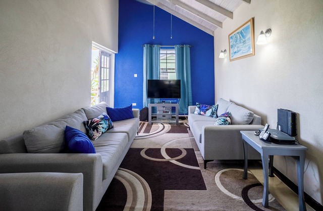 Beautiful spacious 2 Bedroom Apartment with Pool near beach, shops and Golf Club