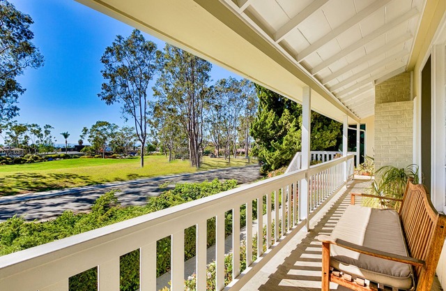 Beautiful beach cottage w/ocean views, yard+outdoor living