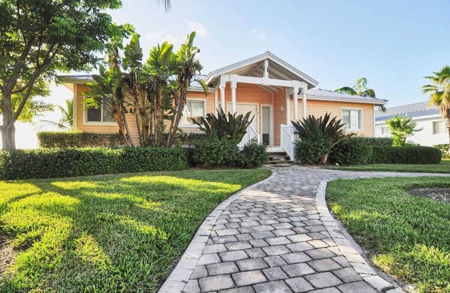 Beautiful Beach Front Villa in Resort World Bimini Bahamasnn