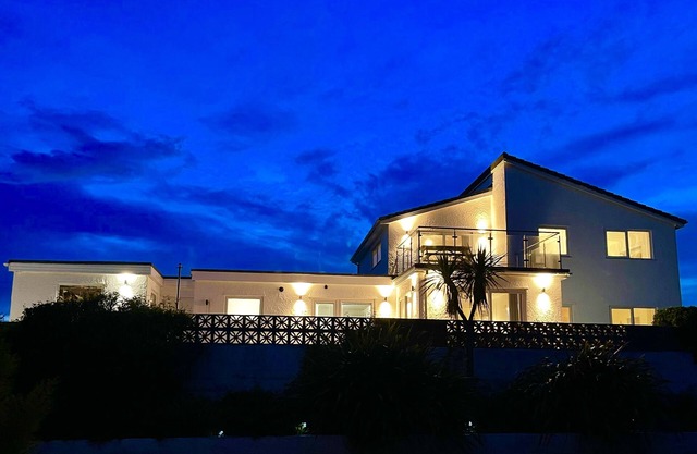 Beautiful Beach house sleep13, 5 mins to beach&Hot Tub, games room, pets allowed