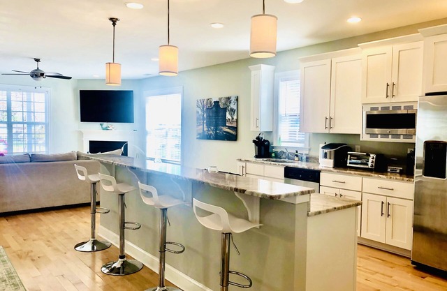 Beautiful Beach Retreat steps from Buckroe Beach!