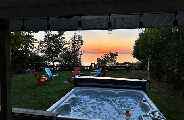 Beautiful beachfront cottage with hot tub, Bayfield ON