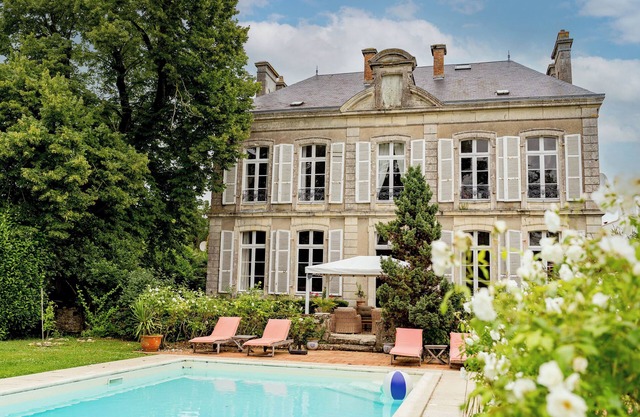Beautiful bourgeois house sleeping 15 near Noirmoutier