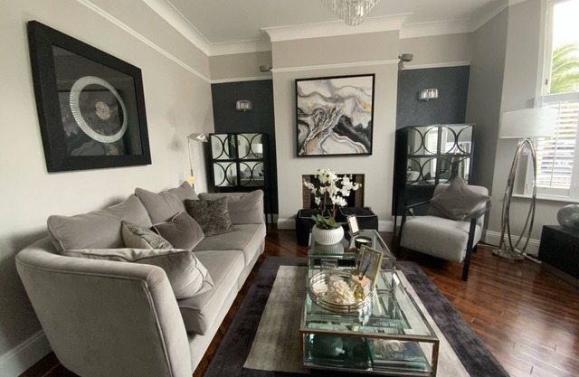 Beautiful, Boutique, Period Victorian London house,- 8 miles into Central London