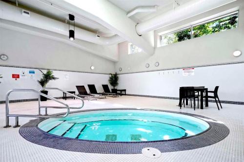 Beautiful Bright Modern Condo with Water view and AC in DT Vancouver 2BR,3BD,2BT sleeps 6 guests Free parking Netflix Included