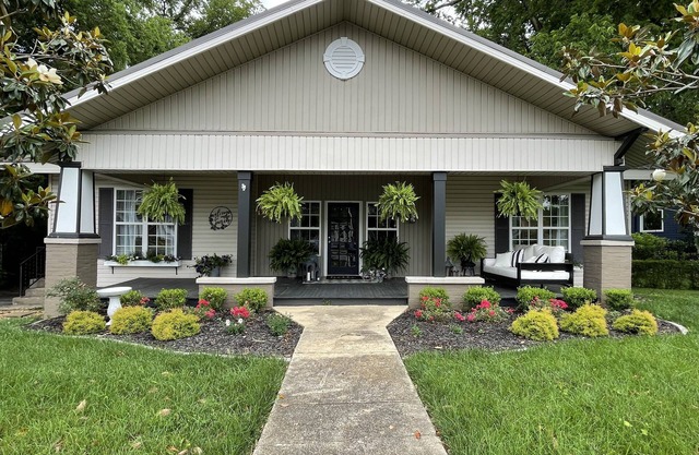Beautiful Bungalow in Historic District! Sleeps 8.