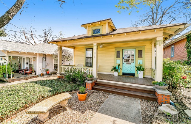 Beautiful bungalow with eclectic art, home office, yard, AC, & WiFi