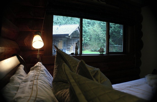 Beautiful Cozy Log House. Rancher style, sleeps 8 people comfortably.
