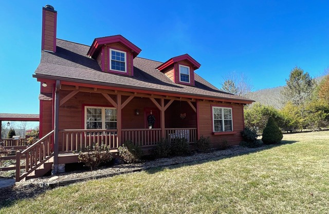 Beautiful cabin in charming Mills River with hot tub