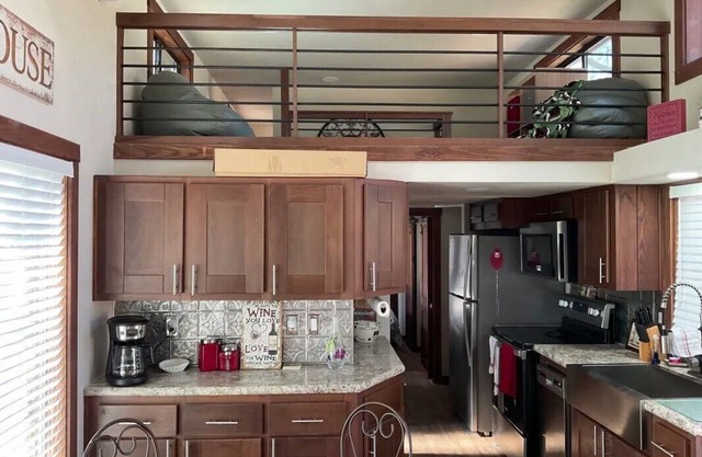 Beautiful Cabin Located in the Piney Woods of East Texas - 1 Bedroom/Double Loft