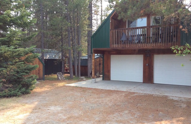 Beautiful cabin located 17 minutes from YNP! 3 cabins for one price!