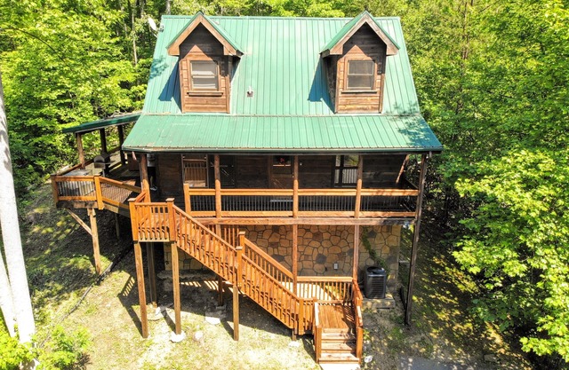 Beautiful Cabin-on Over an Acre of Land. Minutes to GSMNP! Privately owned!