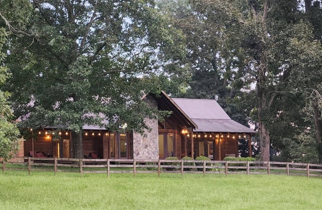 Beautiful Cabin retreat on the outskirts of town