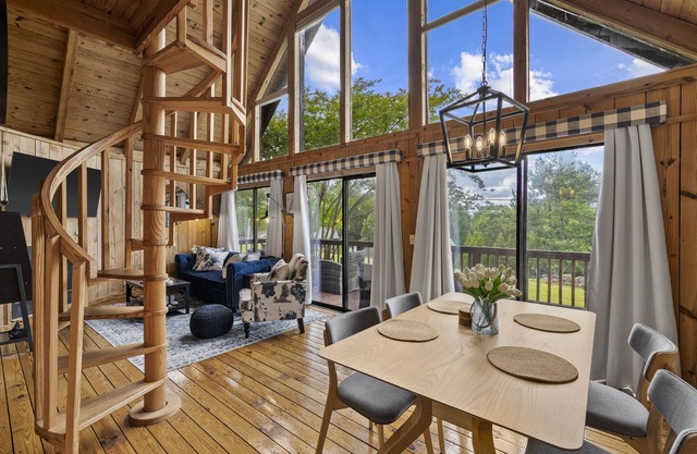 Beautiful cabin retreat at Lake Keowee. Central to Clemson, Seneca, and Salem