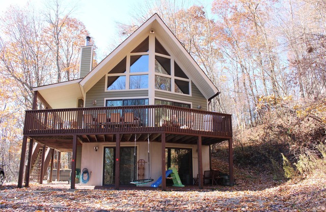Beautiful Cabin with Lake access, hot tub, and all the amenities
