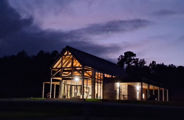 Beautiful cabins available between Kings Mountain Battleground & 2 Kings Casino!