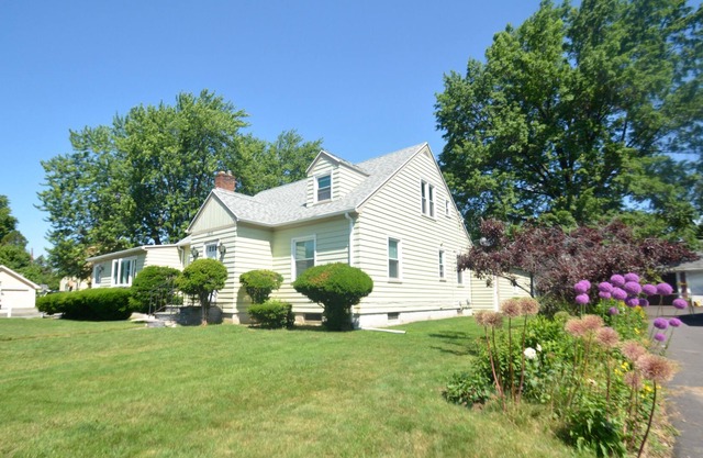 Beautiful Cape in Rochester Suburb 6 minutes to UofR, Airport, Curling Club