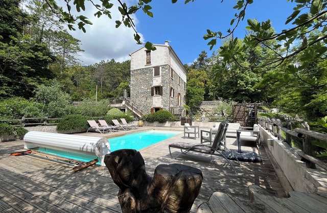 Beautiful character house with swimming pool for 14 people 20 min from the sea