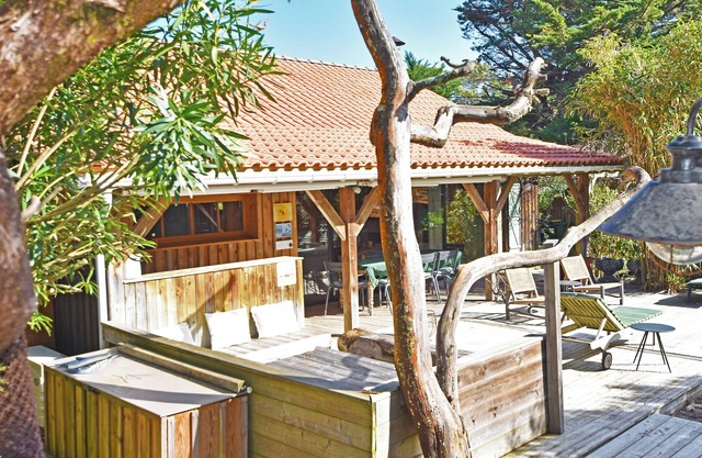 Beautiful charming wooden Villa with swimming pool, between basin and ocean