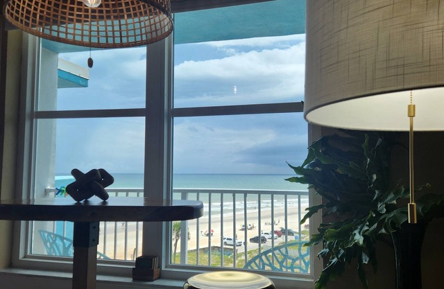 Beautiful, comfortable oceanview condo located in prime Daytona Beach location!