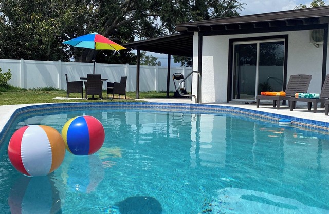 Beautiful, comfortable pool home 15 minutes from Famous Siesta Key Beach.