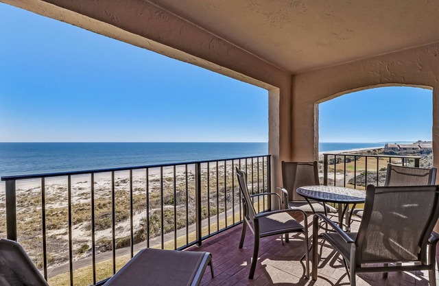 Beautiful condo with pool, balcony overlooking the ocean & fast WiFi - walk to boardwalk
